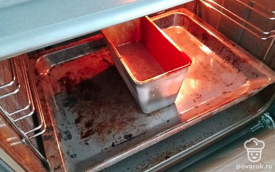 Поставьте духовку разогреваться на максимум. Смажьте форму для выпечки подсолнечным маслом. Перелейте тесто в форму.
