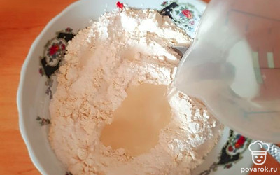 Для теста перемешать все сухие ингредиенты. По частям, перемешивая, добавлять крутой кипяток.