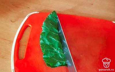 Зелень помыть. Убрать твёрдые прожилки мангольда (ботва свеклы). Мангольд нужно отжать, т.к. лишняя вода может вытечь в момент жарки. Нарезать всю зелень достаточно мелко.