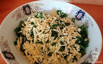 Натереть сыр и добавить к зелени. По желанию посолить.