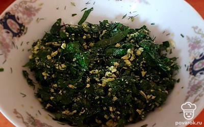 Тщательно всё перемешать. Лучше перемешивать руками, склеивая зелень с сыром. Начинка готова.