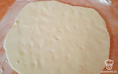 Тесто поделить на 4 части (получится 4 лепёшки). Сформировать шарики и раскатать в пласт, посыпая стол мукой (лучше рисовой). Такое тесто довольно капризное, если не получается раскатать, добавьте немного муки в тесто.