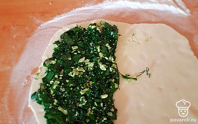 На одну половину раскатанного теста разложить начинку, немного отступив от краёв. 