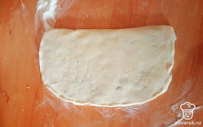 Накрыть второй половиной теста и зажать края.