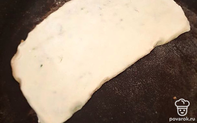На горячую сухую сковороду аккуратно переложить лепёшку. Печь с двух сторон до готовности. Переложить на тарелку и обмазать сливочным маслом. 