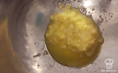 Картофель и лук натрите на самой мелкой терке.