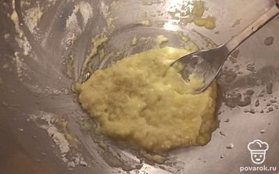 Добавьте муку, соль и хорошо перемешайте.