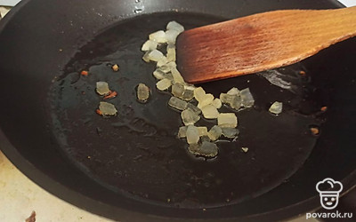 Сало мелко порежьте и обжарьте до прозрачного цвета.