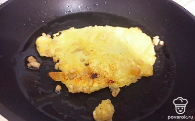 Выложите картофельную массу на сковороду и обжарьте с двух сторон.