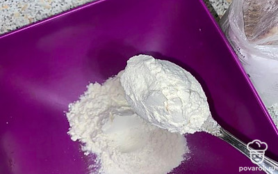 Муку насыпаем в большую миску, где можно будет смешать тесто.