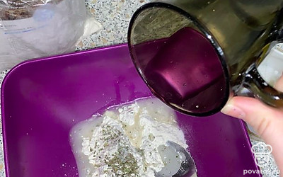 Наливаем воды в муку.