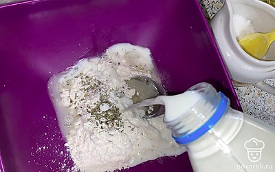 Наливаем молоко и начинаем перемешивать тесто. Я иногда замешиваю вручную до тех пор, пока не будет прилипать к рукам.