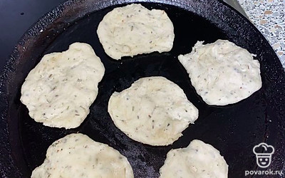 Жарим лепешки около 1-2 минут на каждой стороне.