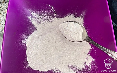 Пересыпаем ржаную муку в большую миску.