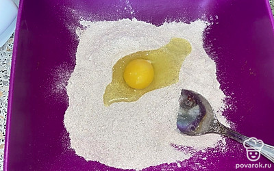 Вбиваем одну куриное яйцо.