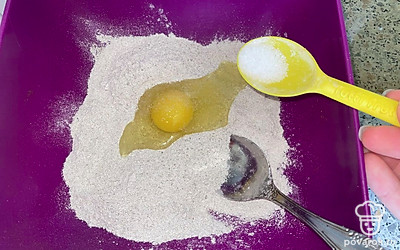 Добавляем щепотку соли. По вкусу добавляем прованские, итальянские травы для аромата.