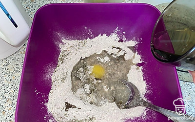 Добавляем воду, чтобы была однородная консистенция и замешиваем тесто.