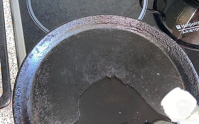 Выливаем масло на сковородку и разогреваем ее.