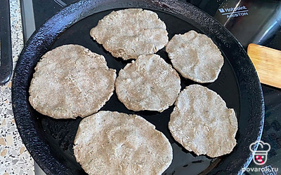 Выкладываем наши лепешки и жарим около 5 минут с обеих сторон.