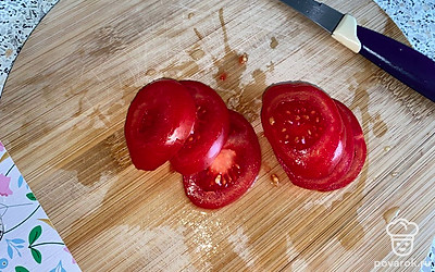 Нарезаем помидорки на большие кружочки.