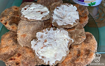 Намазываем лепешки творожным сыром.