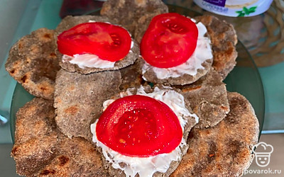 Выкладываем сверху помидорчик и наслаждаемся.