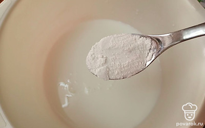 В теплый кефир добавляем разрыхлитель, соль и муку. 