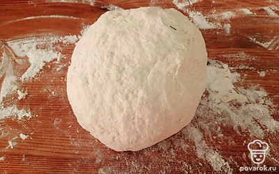Замешиваем густое тесто и оставляем «отдыхать» на 5-10 минут. 