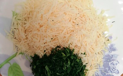 Пока тесто отдыхает, подготовим начинку. Мелко нарезанную зелень и тертый сыр хорошо перемешиваем. 