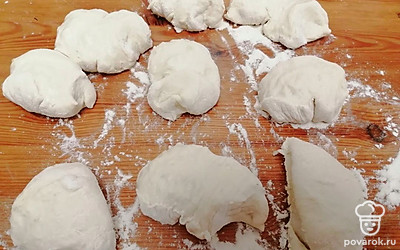 Тесто делим на равные кусочки. 