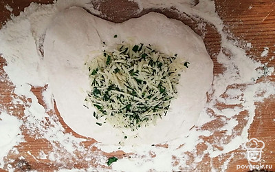 Каждый кусочек теста немного раскатываем и в середину кладем столовую ложку начинки. Края собираем. И еще раз раскатываем тесто, уже с начинкой внутри. 