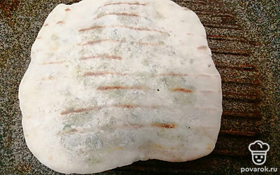 Лепешки обжариваем на горячей сковороде без масла, по 5 минут с каждой стороны. 