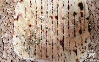 Лепешки подаем горячими, обильно смазанные сливочным маслом. Приятного аппетита! 