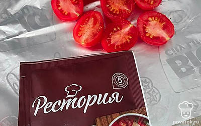 Выложите половинки на фольгу, посыпьте приправой хмели-сунели.