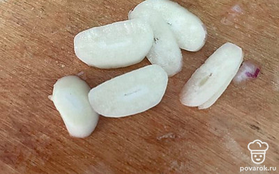 Чеснок нарежьте на тонкие слайсы.