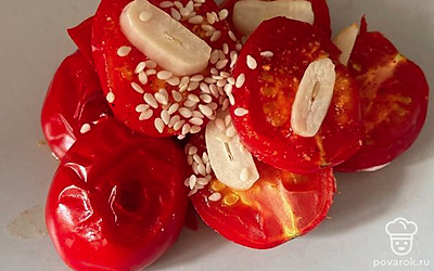 Готовые половинки переложите в тарелку и посыпьте кунжутом.