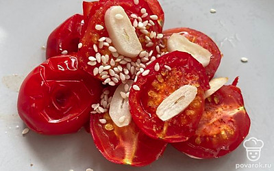 Подавайте со спагетти. Украсьте веточками кинзы.