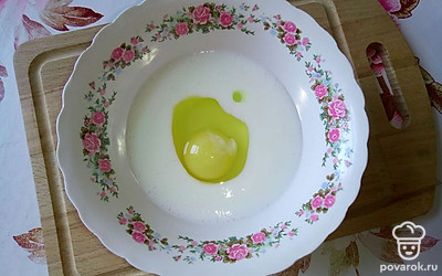 Налейте кефир в глубокую посуду. Добавьте соль по вкусу и размешайте. Добавьте растительное масло, яйцо и хорошо взбейте.