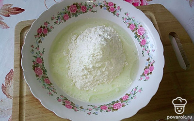 Добавьте 1 стакан муки и замесите тесто. Смажьте хорошо растительным маслом всю поверхность получившегося теста.