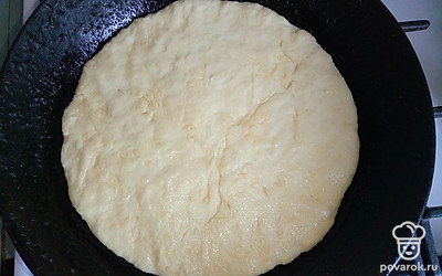Распределите тесто по всей поверхности сковороды, слегка смазанной растительным маслом. Готовьте по 10 минут с каждой стороны до румяной корочки на слабом огне под крышкой.
