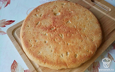 Подавать лепешку можно с салом и зеленью или с любым блюдом вместо хлеба.