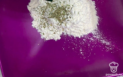 Добавляем прованские травы. Лучше побольше — для вкуса и аромата.