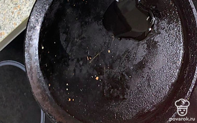 Сливаем масло на раскаленную сковородку.