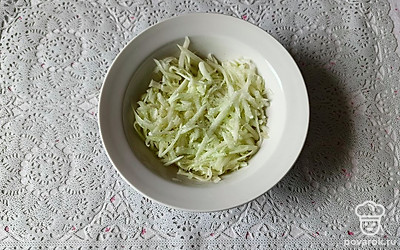 Кабачок очистите и натрите на крупной терке, затем отожмите, чтобы удалить лишнюю жидкость.