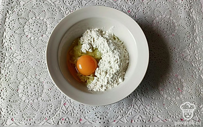 Добавьте к кабачку яйцо, муку и соль.