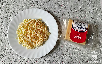 Натрите сыр на крупной терке.