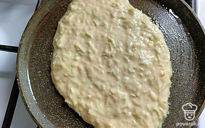 Сковороду смажьте растительным маслом и разогрейте. Выложите получившуюся массу в виде лодочки. Накройте крышкой, готовьте на небольшом огне 5 минут.