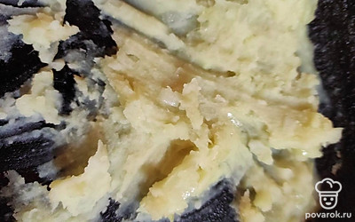 Почистить картошку, отварить и приготовить пюре. 