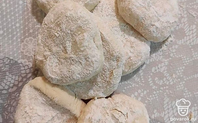 Замесить тесто. Молоко, соль, масло подсолнечное и муку смешать, должно получиться крутое тесто. 