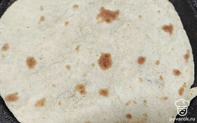 Делим тесто на кусочки и раскатываем лепешку, которую жарим с двух сторон на сухой сковороде. 